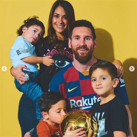 Lionel Messi gyerekeivel és feleségével pózolt gyönyörű családja van a