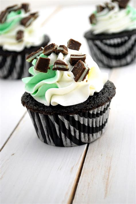 The best chocolate cupcakes that are super soft, rich and topped with a lush buttercream frosting! Chocolate Mint Cupcakes | Quick & Easy Recipes