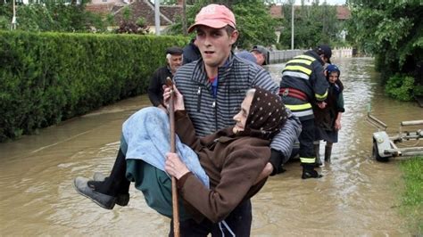 Balkan Floods Fears Of New Surge On Serbias River Sava Bbc News