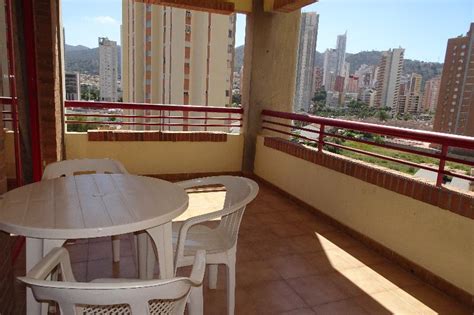 La vivienda ha sido reformada recientemente y está distribuida con dos dormitorios dobles, un baño completo, cocina. APARTAMENTOS EVAMAR Benidorm - Playa Levante - Benidorm - Costa Blanca