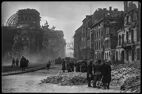 La seconde guerre mondiale, qui opposa le monde entier excepté l'amérique latine, fit environ 60 millions de morts et a marqué les esprits par la barbarie qui la. Kriegsende am 8. Mai 1945: Von deutscher Identität - Politik - Tagesspiegel