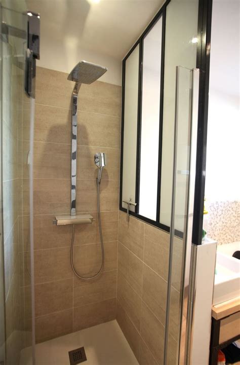 Revêtement de la salle de salle de bain moderne et élégante avec son mobilier de rangement et ses rebords de murs pour. Petite salle de bains zen et moderne de 6m2 | Salle de ...