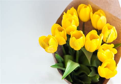 Un Ramo De Tulipanes Amarillos Un Regalo A Un Día Del S De La Mujer
