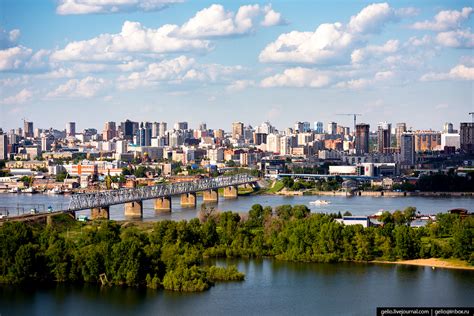 Новониколаевск) e град во русија, административен центар на новосибирска област и на сибирскиот федерален округ.се наоѓа на приобското плато, кај долината на река об. Новосибирск с высоты: лето-2017: gelio — LiveJournal