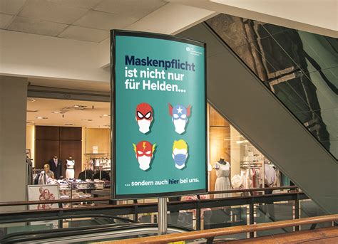 Bayerns ministerpräsident markus söder kündigt eine pflicht zum tragen von hochwertigen masken in der öffentlichkeit an. Plakat "Maskenpflicht nicht nur für Helden" für den ...
