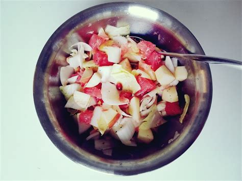 Fruchtiger Salat mit Nüssen Chicorée Apfel Grapefruit und