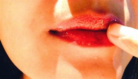 Cara memerahkan bibir yang hitam secara alami sering kali di cari oleh sebagian orang, khususnya wanita. 11 Cara Alami Memerahkan Bibir yang Hitam | Dokter Gigi
