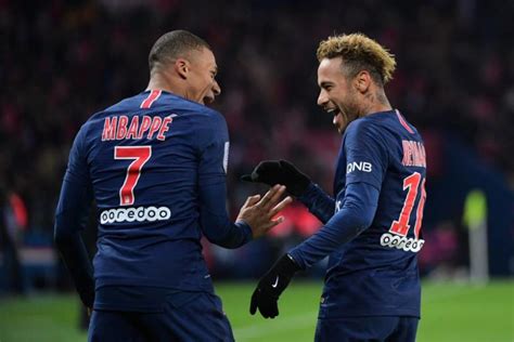 Het franse l'équipe meldt dat de aanvaller alleen na wil denken over een langer verblijf in parijs. L´Equipe vet vad som händer med Mbappé och Neymar | All Sport