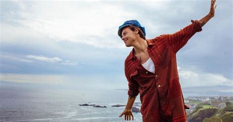 Das kleid hat einen rundausschnitt mit rippenblende, leicht überschnittene schultern und kurze ärmel. Gender-fluide Mode - Harry Styles als Cover der Vogue