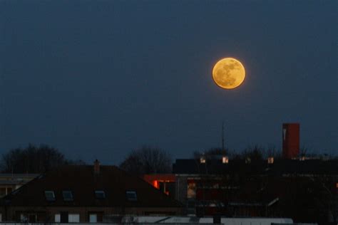I was using the 400mm lens as a telescope (with a diy eyepiece holder), but just. Supermoon