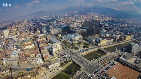Pogled na Sarajevo iz zraka za vrijeme pomračenja Sunca ...