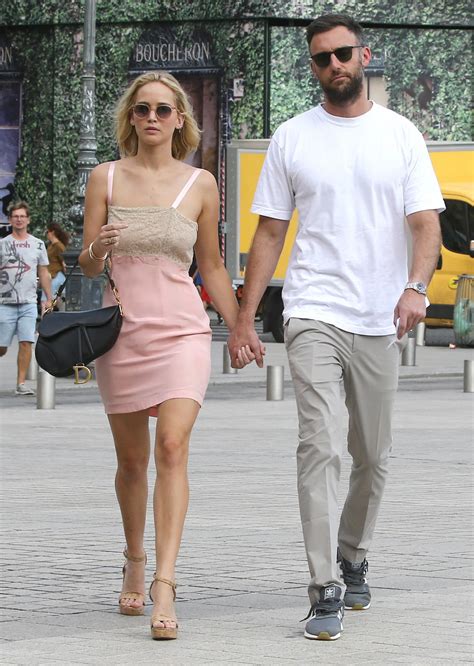 L Amour Jennifer Lawrence And Boyfriend Cooke Maroney Hold Hands In Paris