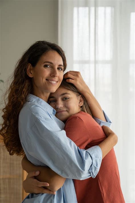 Feliz Madre E Hija Adolescente Abrazando Y Sonriendo A La Cámara