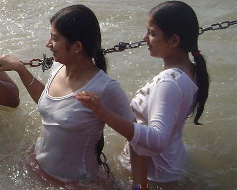 Indian Girls Bathing At River Ganga 14 Pics Xhamster