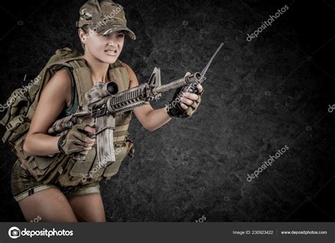 Sexy Fille Portant Style Militaire Posant Avec Des Armes Des Image Libre De Droit Par Sector