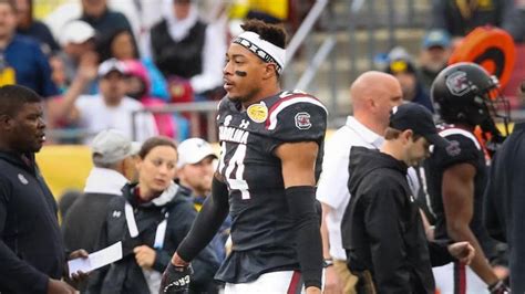 South Carolina Football Dj Smith Ejected In Outback Bowl Charlotte Observer