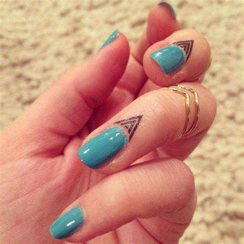 Tatuajes para Cutículas una moda que acompaña a las uñas decoradas