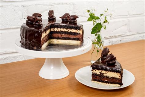 An eggless chocolate mousse is poured into a cookie crumb crust and decorated with fresh strawberries and cream in this elegant yet easy dessert. 8" Bourbon Street Mudcake | Gold Coast Bakery, Patisserie ...