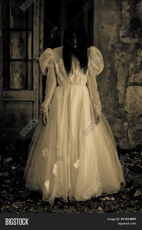 Призрак в белом платье с черными волосами фото и картинки Abrakadabrafun