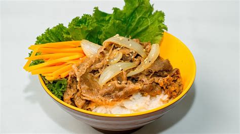 Cara bikin beef bowl yoshinoya jepang ala rumahan, yuk coba buat. Resep Daging Yakiniku Yoshinoya : Namun, untuk daging berkualitas saus yakiniku biasanya dibuat ...