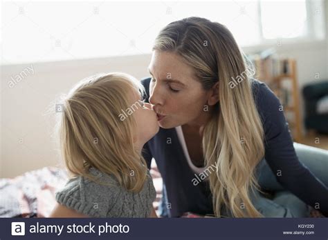 Kind Kissing Stockfotos Und Bilder Kaufen Alamy