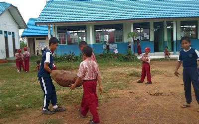 Kalimat tersebut singkat, namun maknanya dapat tergambar dengan sangat jelas. Membersihkan Lingkungan Sekolah Menjelang Libur Semester ...