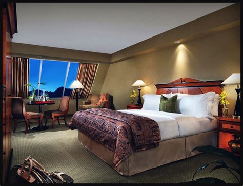 Las Vegas Holiday: Luxor Las Vegas First Pyramid Hotel