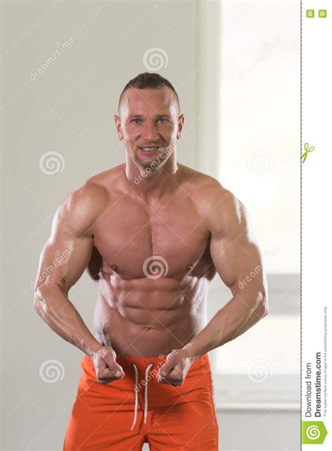 Junger Bodybuilder Der Muskeln Biegt Stockfoto Bild Von Menschlich