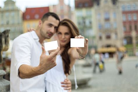 Blured 커플입니다 표시중 인물 사진 흰색 카드 보여주기에 대한 스톡 사진 및 기타 이미지 보여주기 신용 카드 갈색 머리 Istock