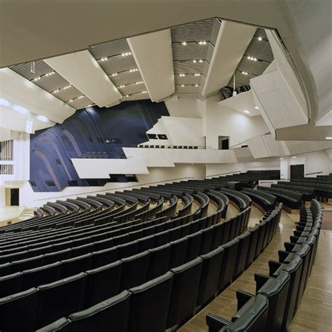 Aalto entered exhibitions and participated in innovative urban planning conferences, designed civic and cultural buildings, and conceptualized. Bildanzeige - Finlandia Hall / Alvar Aalto