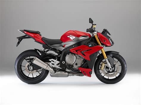 Entdecke die agilität, präzision und durchschlagskraft der maschine. BMW S 1000 R, le roadster décliné de la S 1000 RR