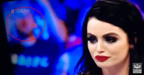 Fanático Simula Una Felación Durante El Promo De Paige En Smackdown