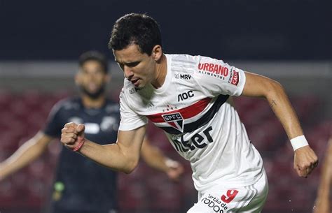 Campo encharcado atrapalha planos de crespo e holan (estreante pelo peixe) no p. São Paulo x Santos - SPFC