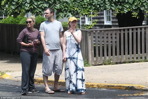 Chelsea Clinton And Marc Mezvinsky Enjoy Hamptons Vacation Daily Mail Online