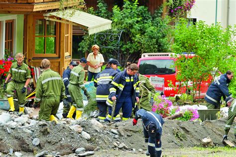 Bei den schlimmsten überschwemmungen im. Schwere Unwetter in Österreich - Feuerwehren auch ...