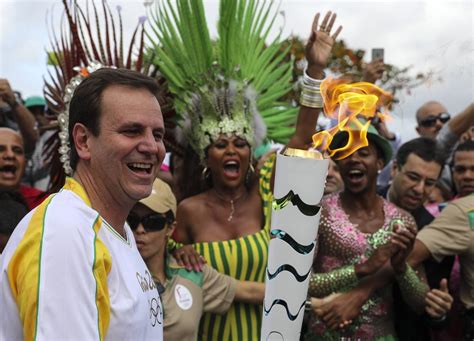 Eduardo paes (dem) voltará à prefeitura do rio de janeiro com uma votação expressiva: Tocha Olímpica atravessa Baía de Guanabara e é entregue ao ...