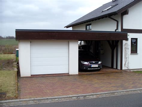 This garage and carport combined log structure is made from the finest nordic timber. Garage Carport Kombination | Carport Scherzer