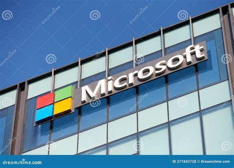 Logotipo De La Marca Microsoft Corporation En El Edificio De Vidrio De
