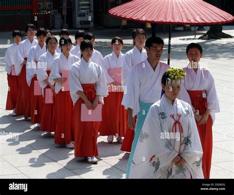 Shinto Robes Hi Res Stock Photography And Images Alamy