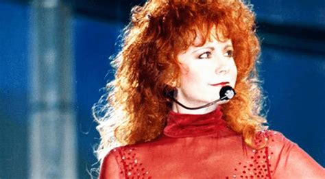 Reba Mcentire Explains The Story Behind Her Red Dress At 1993 Cmas