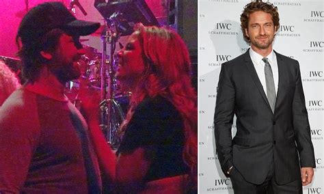 gerard butler spotted kissing mystery blonde at vegas club daily mail online
