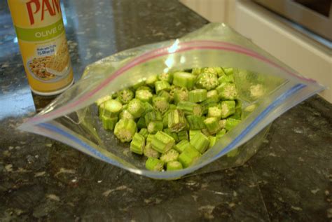 Das kleine gemüse schmeckt jedoch selbstständig und wird zu einem großartigen fingerfood zum eintauchen und füllen, wenn es frittiert wird. Oven Fried Okra - Savvy Apron