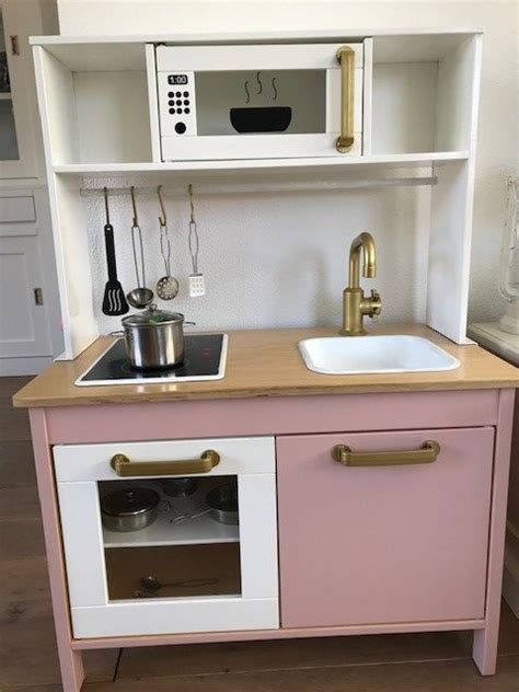 This toy kitchen has both a realistic tap and a sink. My Blog | Gepimptje Ikea keukentje van Jikke #klantfoto ...