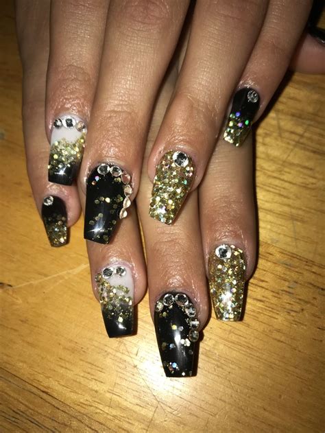 Black white and gold coffin shaped nails | Coffin shape ... I want them so bad.