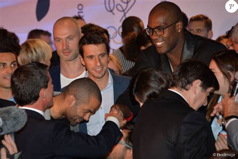 We learn about his roots in guadeloupe, his training, his we learn about his roots in guadeloupe, his training, his family and friends (among them tony parker and omar sy). Manuel Valls, Tony Parker, Tony Estanguet, Teddy Riner ...