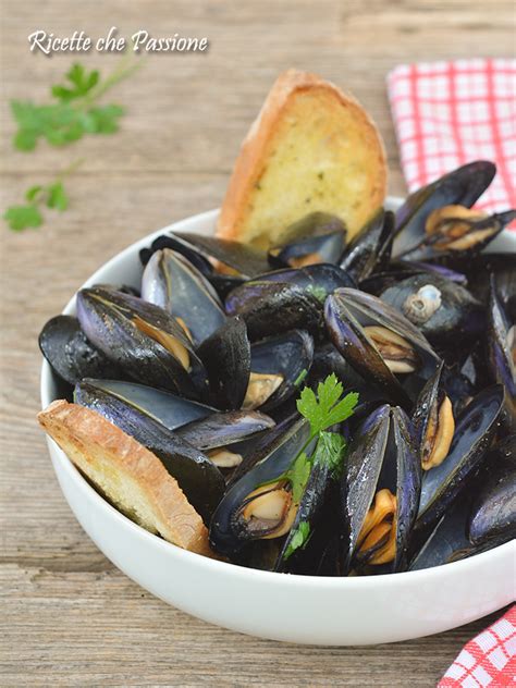Impepata di cozze con crostini - Ricette che Passione