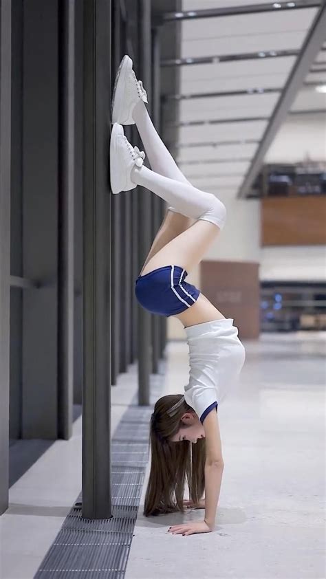 「handstand girl with such a thin waist sexy girl」[動画] 女の子モデル 女の子 ポーズ モデル