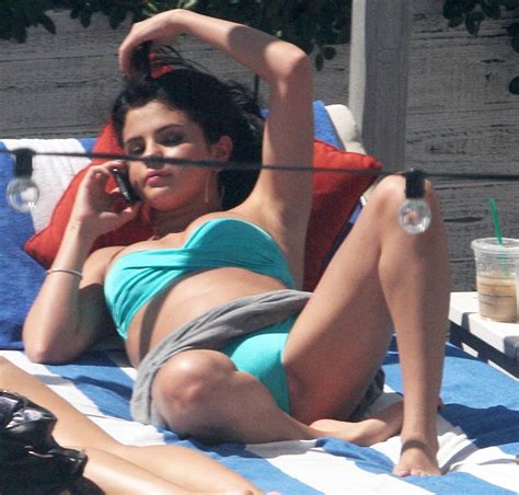 Selena Gomez Legs Spread Thefappening Pm Celebrity Photo Leaks