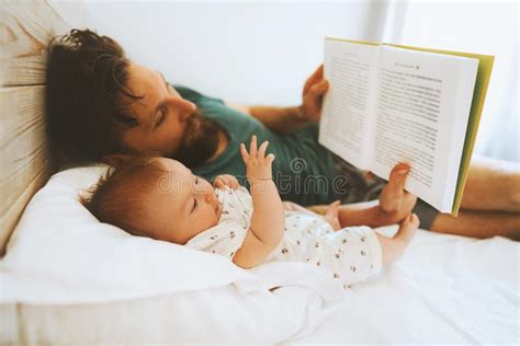 Libro De Lectura Feliz Del Padre Y De La Hija De La Familia En Cama