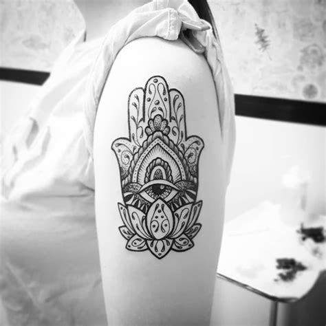155+ Hamsa Tattoo Ideas That Pop! (with Meaning & Placements) - Wild